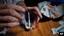 芬太尼的毒性是海洛因的50倍，嗎啡的100倍，筆尖大小的量即可致命。圖為紐約一名芬太尼使用者。