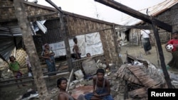 រូបថត​ឯកសារ៖ ប្រជាជន​ Rohingya កំពុង​អង្គុយ​ក្នុង​កន្លែង​ស្នាក់​នៅ​ដែល​បាក់​បែក​ក្នុង​ជំរំ​នៅ​ក្រៅ​ក្រុង​ Sittwe រដ្ឋ Rakhine កាល​ពី​ឆ្នាំមុន។
