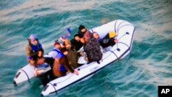 Des migrants tentant la traversée de la Manche.