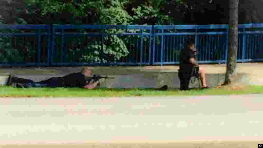 Sur cette image fait de la vidéo et publié par WRCB-TV, les forces de sécurité déployées sur l’autoroute amincola, près de la Réserve navale Centre, après une fusillade, à Chattanooga, Tenn., le jeudi 16 Juillet, 2015.