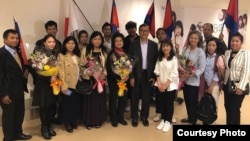 លោក សម រង្ស៊ី ថតរូប​អនុស្សាវរីយ៍​ជាមួយ​នឹង​ក្រុម​អ្នកគាំទ្រ​នៅ​ជប៉ុន ពេល​លោក​ទៅ ដល់​ទីក្រុង​តូក្យូ​កាលពី​ថ្ងៃអង្គារ ទី១០ ខែមេសា ឆ្នាំ២០១៨។ (រូបថតផ្តល់ឲ្យ)