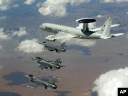 Uma frota da NATO composta de aviões caça F-16 e Awacs