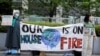 Jóvenes activistas climáticos asisten a un mitin en el que solicitan a los políticos que eleven el objetivo de reducción de gases de efecto invernadero para conmemorar el Día Mundial de la Tierra en Tokio.