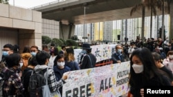 資料照片：民眾2021年3月1日在香港西九龍裁判法院外排隊希望旁聽庭審（路透社）