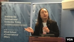 台灣數碼政務委員唐鳳在喬治華盛頓大學發表演說 （美國之 音鍾辰芳拍攝）