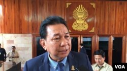លោក ម៉ម ប៊ុននាង អ្នក​នាំ​ពាក្យ​ព្រឹទ្ធសភា ផ្តល់​បទសម្ភាសន៍​ដល់​អ្នកសារព័ត៌មាន​ក្រោយការ​ប្រជុំ​អនុម័ត​វិសោធនកម្ម​ច្បាប់​ស្តីពី​គណបក្ស​នយោបាយ ដែល​បើក​ផ្លូវ​ឲ្យ​មន្រ្តី​គណបក្ស​ប្រឆាំង​១១៨​រូប​ អាច​ចូល​ធ្វើ​នយោបាយ​វិញ​បាន ភ្នំពេញ ថ្ងៃទី២៥ ខែធ្នូ ឆ្នាំ២០១៨។
