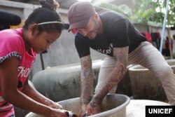 លោក David Beckam ឯក​អគ្គ​រដ្ឋ​ទូត​សុឆន្ទៈ​របស់​អង្គការ​យូនីសេហ្វ​ និង​ជា​តារា​បាល់ទាត់​អង់គ្លេស​ដ៏​ល្បីល្បាញ បាន​ធ្វើ​ដំណើរ​ទស្សនកិច្ច​មក​កាន់ខេត្ត​សៀមរាប ប្រទេស​កម្ពុជា ដើម្បី​ស្វែង​យល់​ពី​កិច្ចការ​របស់​អង្គការ​យូនីសេហ្វ និង​អង្គការ​ជា​ដៃគូ​ផ្សេង​ទៀត​ ក្នុង​ការ​ជួយ​កុមារ​នៅ​កម្ពុជា ដែល​រងគ្រោះ​ដោយ​សារ​អំពើ​ហិង្សា​ខាង​ផ្លូវ​ចិត្ត ផ្លូវ​ភេទ និង​រូបរាង​កាយ និង​ក្នុងការ​ជួយ​កុមារ​ដែល​ងាយ​នឹង​រង​គ្រោះ​ដោយ​សារ​គ្រោះថ្នាក់​ផ្សេងៗ។ (រូបថត៖ Unicef/2015/Irby)