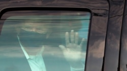 特朗普總統2020年10月4日短暫乘車離開他所在的醫院向附近的支持者揮手（路透社）