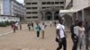 Des jeunes étudiants dans la cour d’une université privée à Yaoundé, le 29 octobre 2020. VOA / Emmanuel Jules Ntap