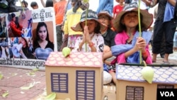 ការ​ប្រារព្ធ​ទិវា​សិទ្ធិ​លំនៅស្ថាន​ពិភព​លោក​លើក​ទី៣១​ ដើម្បី​សំដែង​ការ​មិន​ពេញ​ចិត្ត​ចំពោះ​ការ​រំលោភ​សិទ្ធិ​លំនៅស្ថានរបស់​ពួក​គេ ​នៅឯ​ទីលាន​ប្រជាធិបតេយ្យ​ កាល​ពី​ថ្ងៃ​ទី​១០ ខែតុលា​ ឆ្នាំ​២០១៦។​