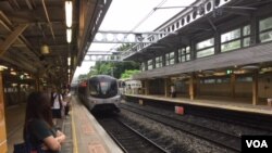 港鐵列車進站 （美國之音記者申華 拍攝）