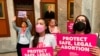 Les partisans du droit à l'avortement scandent leurs objections au Kentucky Capitol le 13 avril 2022 à Frankfort, Kentucky.