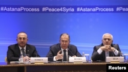 Les ministres des Affaires étrangères, Sergei Lavrov (C) de Russie, Mevlut Cavusoglu (g) de Turquie et Mohammad Javad Zarif d'Iran, assistent à la réunion internationale sur la Syrie à Astana (Kazakhstan) le 16 mars 2018. REUTERS / Mukhtar Kholdorbekov 