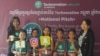 កុមារី អ៊ឹង ពេជ្រជតា (ពីឆ្វេង ទីបី) ឈរកាន់បដា Instagram ជាមួយនឹងសមាជិកក្រុមនិងគ្រូបង្វឹករបស់នាងនៅឯការប្រកួតថ្នាក់ជាតិ Technovation National Pitch កាលពីថ្ងៃទី ២០ ខែឧសភា ឆ្នាំ២០១៨។ (រូបថតផ្តល់ឲ្យ)