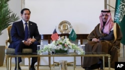 Waziri wa mambo ya Nje wa Marekani Marco Rubio (L) akiwa na Waziri wa Mambo ya Nje wa Saudi Arabia Prince Faisal bin Farhan Al Saud mjini Riyadh, Saudi Arabia. Feb. 17, 2025.