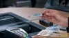 Щомісяця українці знімають до 20 мільярдів гривень депозитів – експерт 
