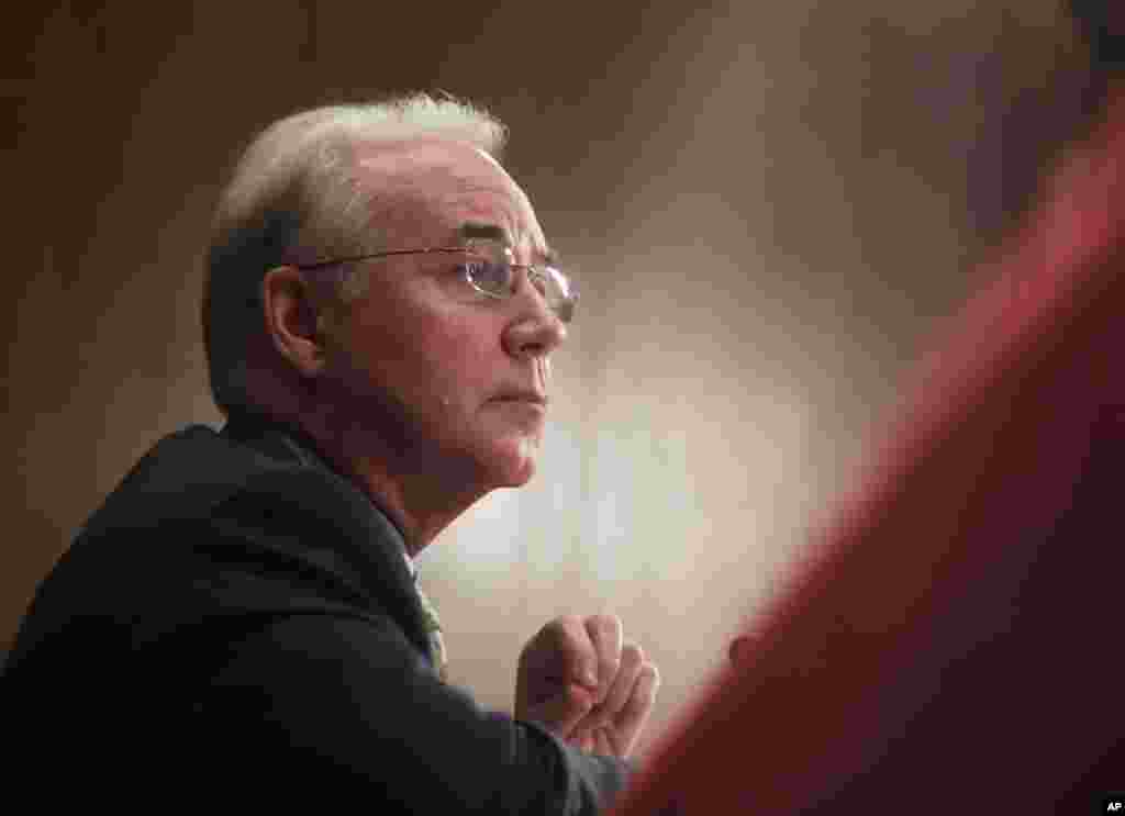 Le 29 septembre, Tom Price, secrétaire à la santé et aux services sociaux, avait suscité une condamnation sur le coût de ses voyages en avion: cela avait coûté plus d'un million de dollars aux contribuables pour ses voyages en Afrique, en Europe et en Asie. Le secrétaire à la santé et aux services sociaux Tom Price prend la parole au Centre de traitement de Mirmont à Media, en Pennsylvanie, le 15 septembre 2017.
