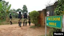 Des policiers ougandais ordonnent aux journalistes de quitter une route menant au domicile de Bobi Wine, à Kampala, Ouganda, 16 janvier 2021.
