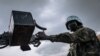 Un Casque bleu rwandais de la Mission multidimensionnelle intégrée des Nations Unies pour la stabilisation en République centrafricaine (MINUSCA) patrouille à Bangassou le 3 février 2021.