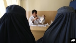 Consultation à l'hôpital de Kaboul en Afghanistan le 17 juillet 2016.