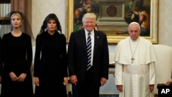 លោកស្រី Ivanka Trump និង​លោក​ប្រធានាធិបតី Donald Trump ឈរ​ជាមួយ​នឹង​សម្តេច​ប៉ាប Francis ក្នុង​កិច្ចប្រជុំ​មួយ កាលពី​ថ្ងៃទី២៤ ខែឧសភា ឆ្នាំ២០១៧។ 