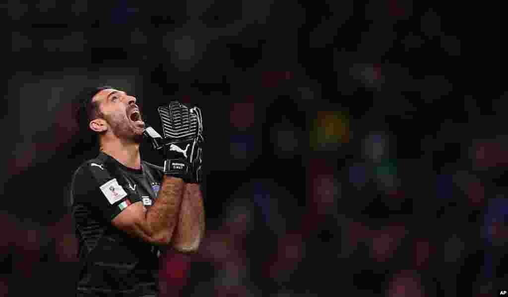 Le gardien de but italien Gianluigi Buffon réagit à la défaite de l'Italie face à la Suède, à Milan, le 13 novembre 2017.