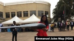 Présentation d’un modèle de drone de Will And Brothers, spécialisé pour les missions de défense, le 10 février 2018. (VOA/Emmanuel Jules Ntap)