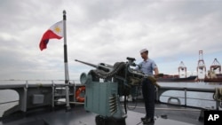菲律賓水兵展示艦上的機槍