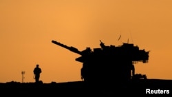 以色列部署在加沙邊境的軍用車輛和一名軍人。 (2024年12月16日)