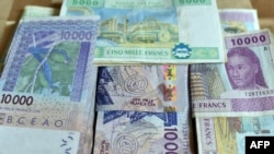 Le franc CFA est utilisé comme monnaie commune dans plusieurs pays de l'Afrique de l'Ouest et du Centre. (Photo by ISSOUF SANOGO / AFP)