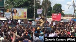 Des manifestants devant le stade du 28 Septembre à Conakry, Guinée, 2 août 2017. (VOA/Zakaria Camara)