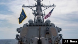 美國海軍導彈驅逐艦“馬斯廷”號（USS Mustin）5月28日穿越帕拉塞爾群島水域。