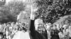 Archivo- El presidente de EEUU, Jimmy Carter, saluda mientras su personal sostiene un cartel que proclama "Lo amamos, Sr. Presidente" en Washington, el 5 de noviembre de 1980.