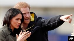 Le Prince Harry et sa fiancée, Meghan Markle, à l'Université de Bath à Bath, en Angleterre, le 6 avril 2018.
