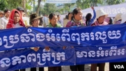 រូបឯកសារ៖ ប្រជាពលរដ្ឋ​នៃ​បណ្តាញ​សហគមន៍​ ២៤​ ខេត្តក្រុង​ នៅ​ថ្ងៃ​ព្រហស្បតិ៍​ទី​ ២៩ ខែ​ឧសភា ឆ្នាំ​២០១៤​ ​បាន​ដាក់​ញត្តិ​នៅ​អង្គភាព​ប្រឆាំង​អំពើ​ពុករលួយ​និង​រដ្ឋសភា​កម្ពុជា​នៅ​ទី​ក្រុង​ភ្នំពេញ ​ដើម្បី​ស្វែង​រក​អន្តរាគមន៍​ពី​ស្ថាប័ន​រដ្ឋ​​ក្នុង​ការ​ប្រយុទ្ធ​ប្រឆាំង​អំពើ​ពុករលួយ។