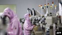 江蘇省泗洪縣一個芯片工廠的工人在生產線上。（法新社2020年2月16日照片）