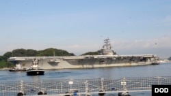 美國海軍在一份聲明中說，尼米茲號和里根號正在南中國海進行軍事行動和軍演，以“支持自由和開放的印度太平洋”。圖為裡根號航母抵達日本橫須賀港展開常駐使命。(美國海軍2015年10月1日資料照)