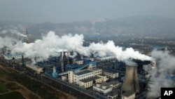 中國山西省河津市一個煤炭加​​工廠的煙囪排放的濃煙。 （2019年11月28日）