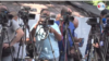 Cámaras de medios de comunicación se ven en Caracas. Captura de video.