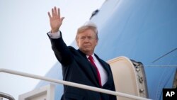 Le président Donald Trump salue avant de prendre l'avion présidentiel Air Force One en direction de l'Asie, à la base Andrews, MD, 3 novembre 2017.