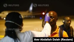 Contrôle sanitaire à l'aéroport de Bata, en Guinée équatoriale, le 14 janvier 2015.