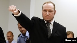 Anders Behring Breivik comme à la salle d'audience à Oslo Courthouse le 24 Août 2012. ( REUTERS/Heiko Junge/NTB Scanpix/Pool )