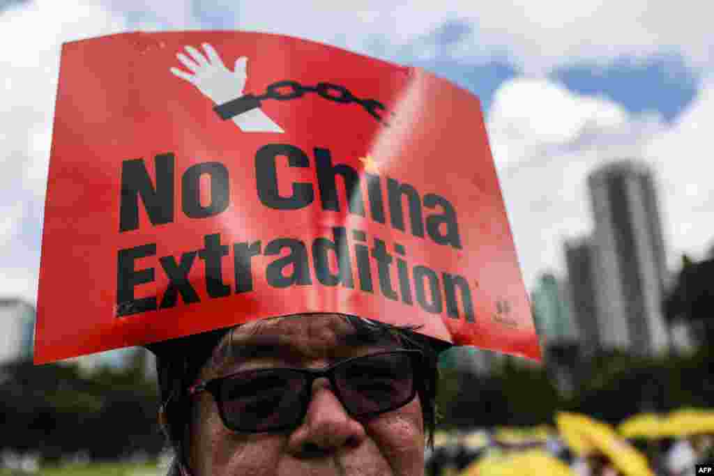 抗議者2019年6月9日在香港參加集會,反對有爭議的引渡法案。他頂著標語“不要引渡到中國”。
