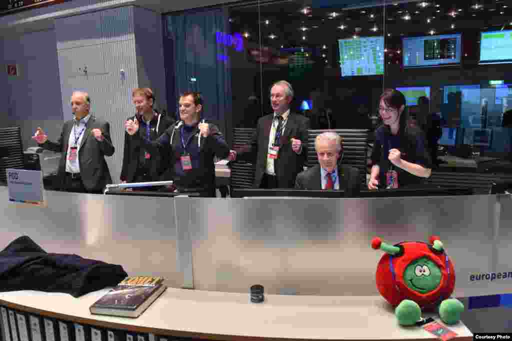 Sourires dans la salle de commande principale au Centre des opérations de l'ESA, la séparation de l'atterrisseur Philae de l'ESA Rosetta Orbiter est confirmé et l'atterrisseur Philae sur son chemin pour devenir le premier engin spatial à se poser sur une comète, le 12 novembre 2014.