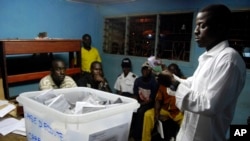 Des agents électoraux procèdent au dépouillement dans un bureau de vote à Libreville, Gabon, 30 août 2009. 