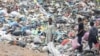 De jeunes fouillent dans les ordures de la décharge de Mindoubé, à Libreville, le 18 juin 2021.