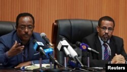 Redwan Hussein, ministre d'État aux Affaires étrangères et porte-parole du nouveau groupe de travail sur l'état d'urgence, et Mulu Nega, chef de la direction de l'administration provisoire de l'État régional national du Tigray, à Addis-Abeba, le 19 novembre 2020.