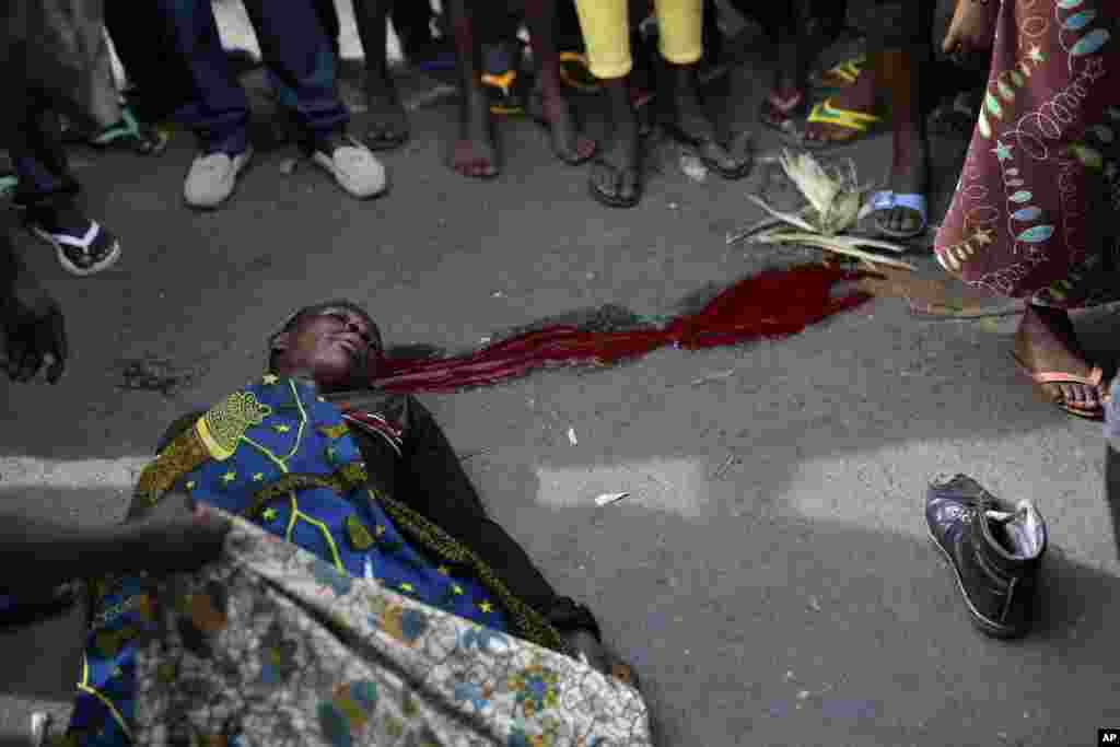 Un manifestant abattu dans le quartier de Kinama, à Bujumbura, au Burundi, jeudi 7 mai 2015.