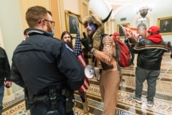 FILE - In this Jan. 6, 2021, Wafuasi wa Rais Donald Trump wakikabiliwa na maafisa wa polisi wa Bunge la Marekani nje ya ukumbi wa Baraza la Seneti ndani Congress Washington.
