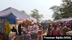 Marché de Noël de Bangui, en Centrafrique, le 24 décembre 2018. (VOA/Freeman Sipila)